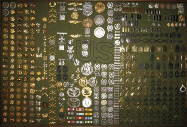 Convolut US Army Rangabzeichen Wasp Major Pilot Wings Riffles Orden WWII ca 430