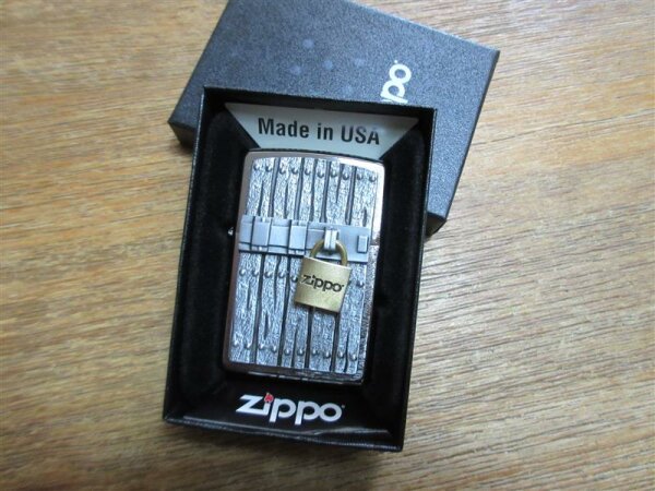 ZUippo Lock - Closed - Padlock Lighter Gasoline
