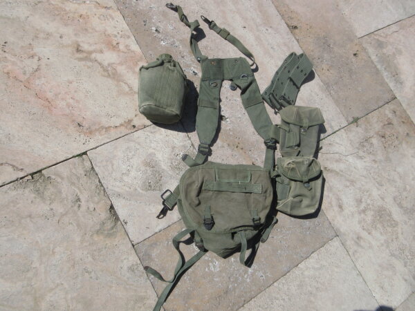 Typ M-1956 Tragesatz US Army Vietnam Sturmgepäck Butt Pack Bottlel Belt Suspender