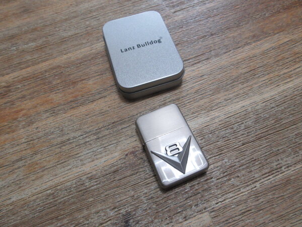 Benzin Sturmfeuerzeug V8 Emblem Silber Hot Rod Dragster US Car